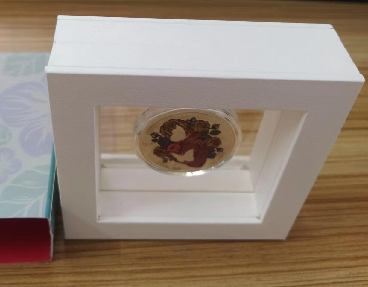 ❤️【币观天下】❤️ 第317期钱币拍卖- 2025.7.18周五晚上6点半场-长期征集拍品 【七夕情人节礼物，精美绝伦】喀麦隆2023，“爱的花园”，激光镭射磨砂,鲜艳数码彩色,microprinting缩微美化防伪技术,彩色精制银币. 盒证全. 超精美漂亮. 国外售价112欧元