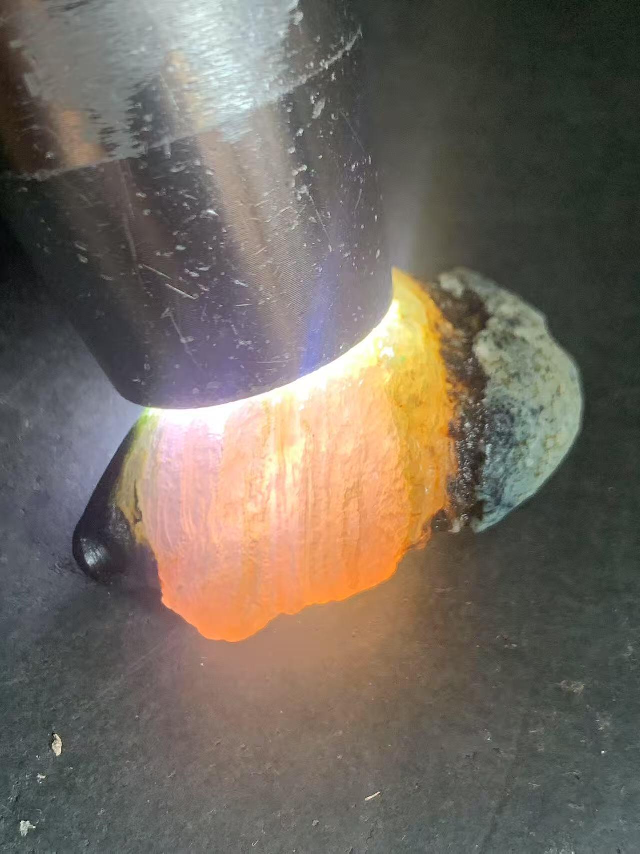 精美罕见紫罗兰料绿眼石原石一颗，
