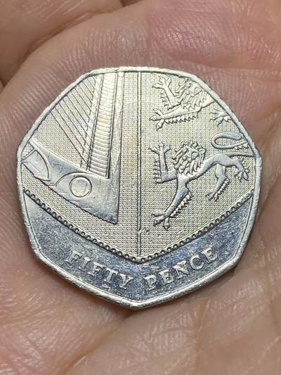 2025年第六十七场(总第九十三场）外国好品散币(免佣金) - 英国🇬🇧2015年50便士(伊丽莎白老年，盾徽拼图第一版)