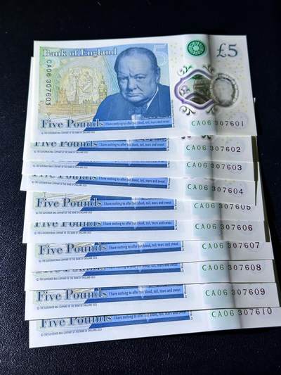 《外钞收藏家》第五百四十七期（本期稀少裸币、刀币、精品评级）（本平台长期征集拍品、欢迎藏友们联系合作） 2023年英国查尔斯版5镑 标准10连号（01-10） 全新UNC