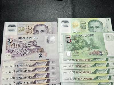 《外钞收藏家》第五百四十七期（本期稀少裸币、刀币、精品评级）（本平台长期征集拍品、欢迎藏友们联系合作） 新加坡塑料钞2和5元 两个标准10连号 尾2同 全新UNC