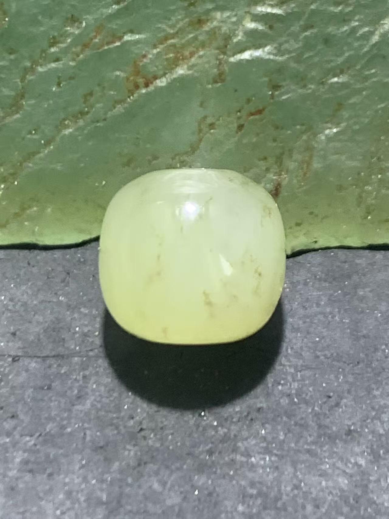 天然青海料和田玉水草沁随形桶珠一颗，，