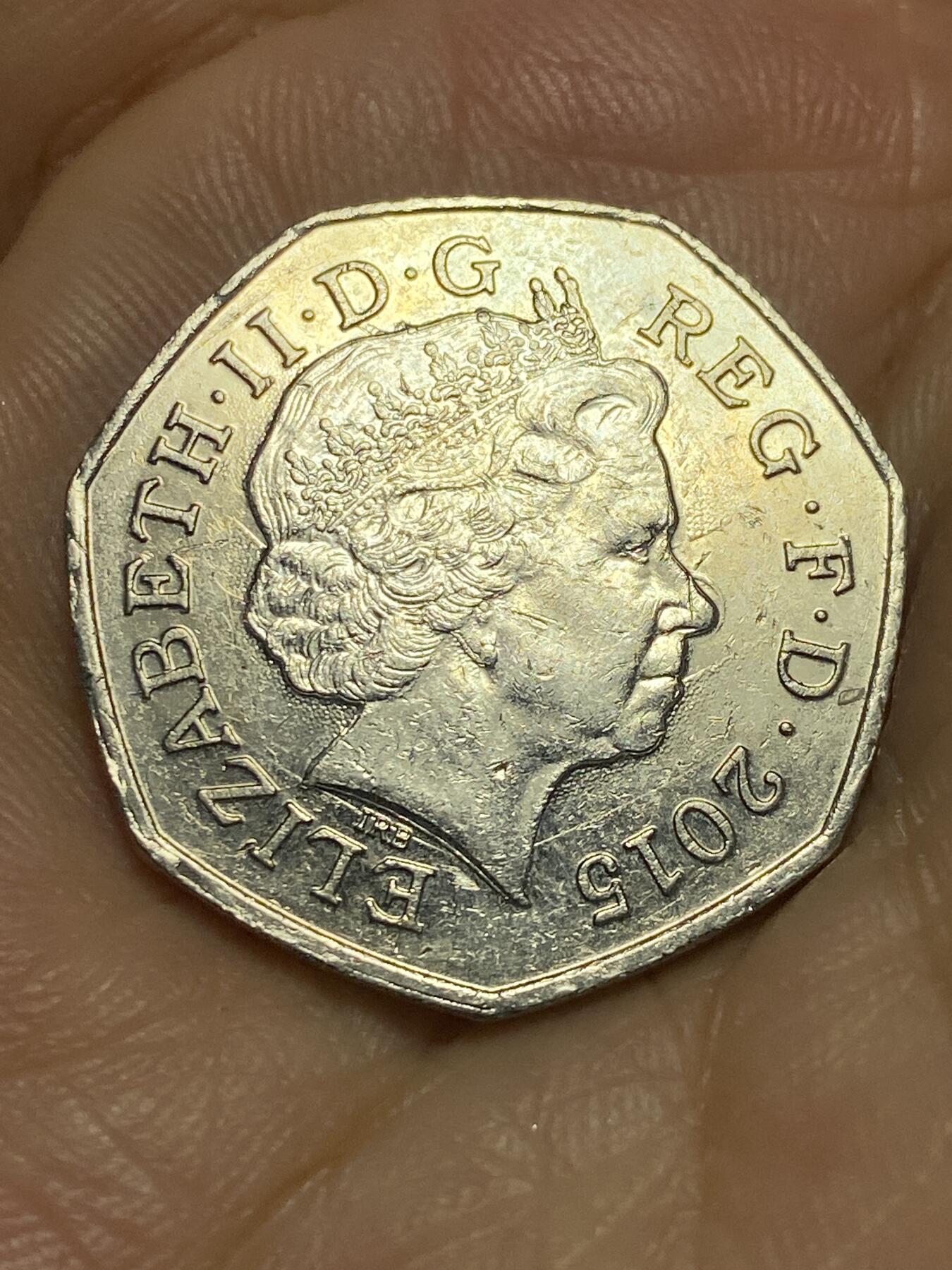 2025年第六十七场(总第九十三场）外国好品散币(免佣金) 英国🇬🇧2015年50便士(伊丽莎白老年，盾徽拼图第一版)