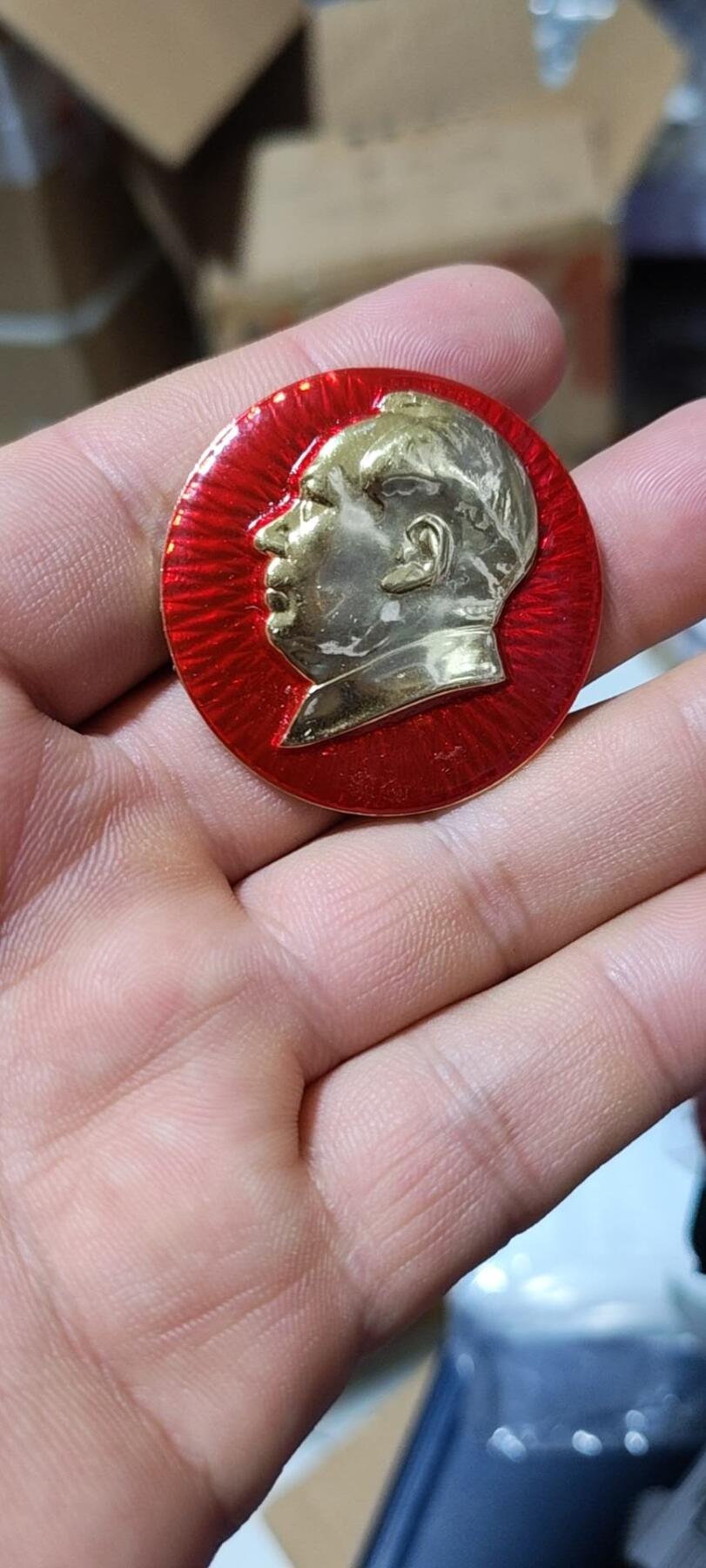毛主席像章拍场，都是部队章