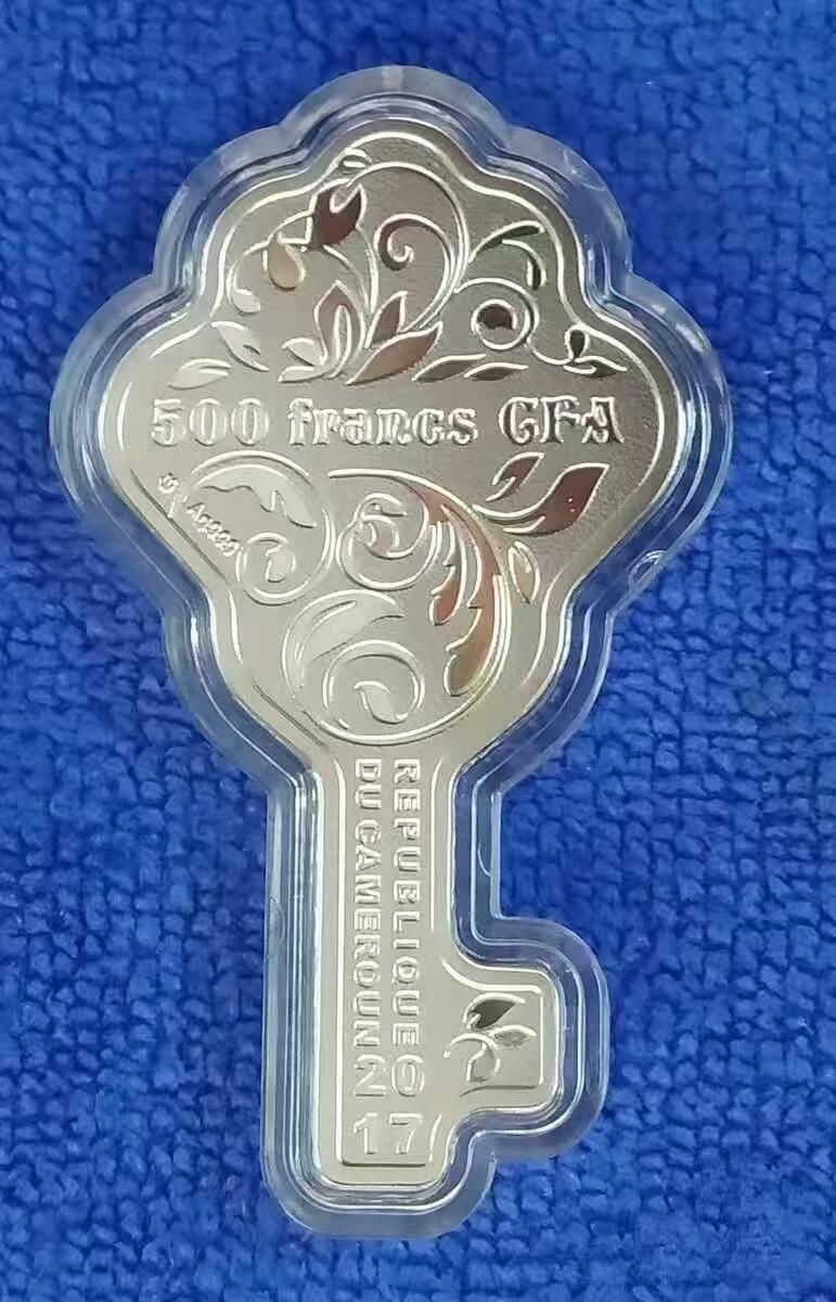 ❤️【币观天下】❤️ 第317期钱币拍卖- 2025.7.18周五晚上6点半场-长期征集拍品 喀麦隆2017, “开启幸福的钥匙”, 异形镀24K金精制银币. 盒证全. 超漂亮银币. 具有最美好的寓意. 国外售价200美元