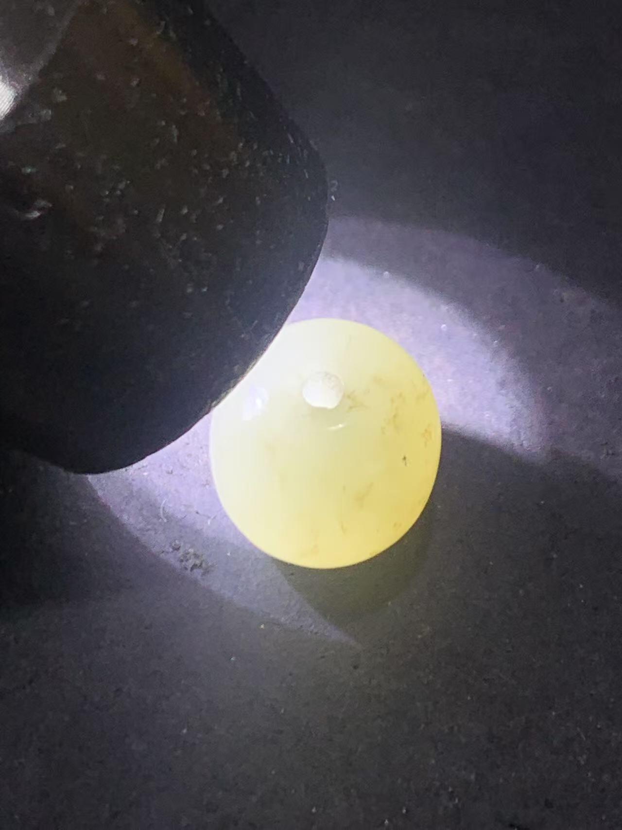 天然青海料和田玉水草沁随形桶珠一颗，，