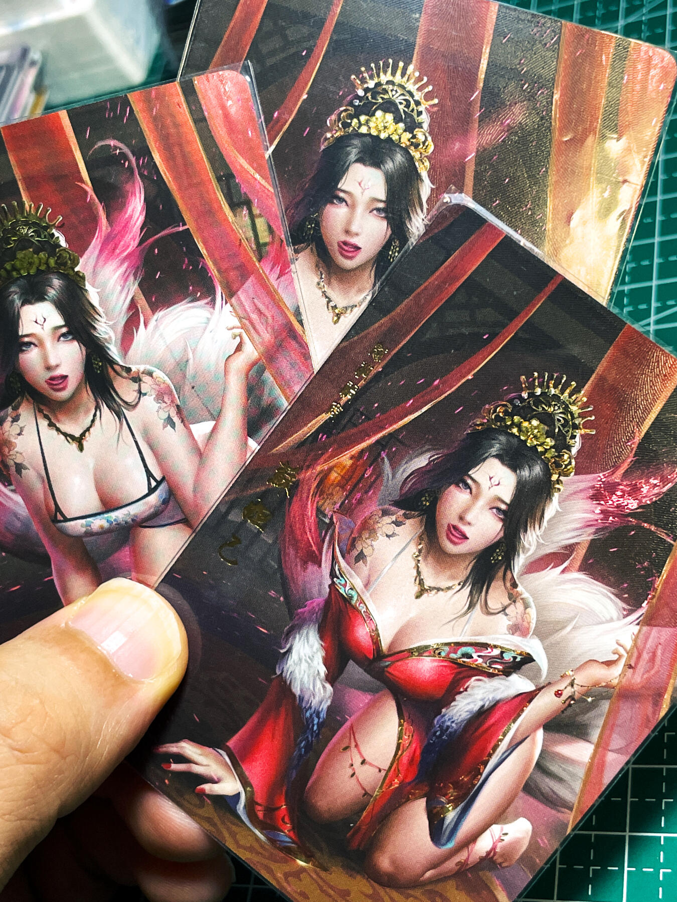 显眼宝23期 都是自己玩的卡 卡颜月色卡牌  原创月华录系列人物艺术卡，妲己共3张   折光钻闪   大卡尺寸  63*88