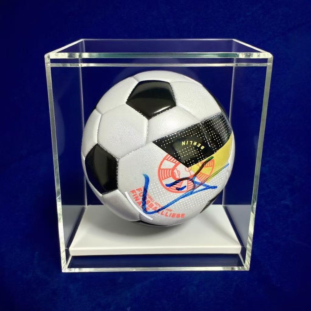 零元拍：“未来之王”拉明-亚马尔亲笔签名UEFA官方认证adidas2024欧洲杯半决赛及决赛的比赛用球adidas FUSSBALLLIEBE Finale 1号纪念球。图七为展示，拍品不含图中收藏罩。