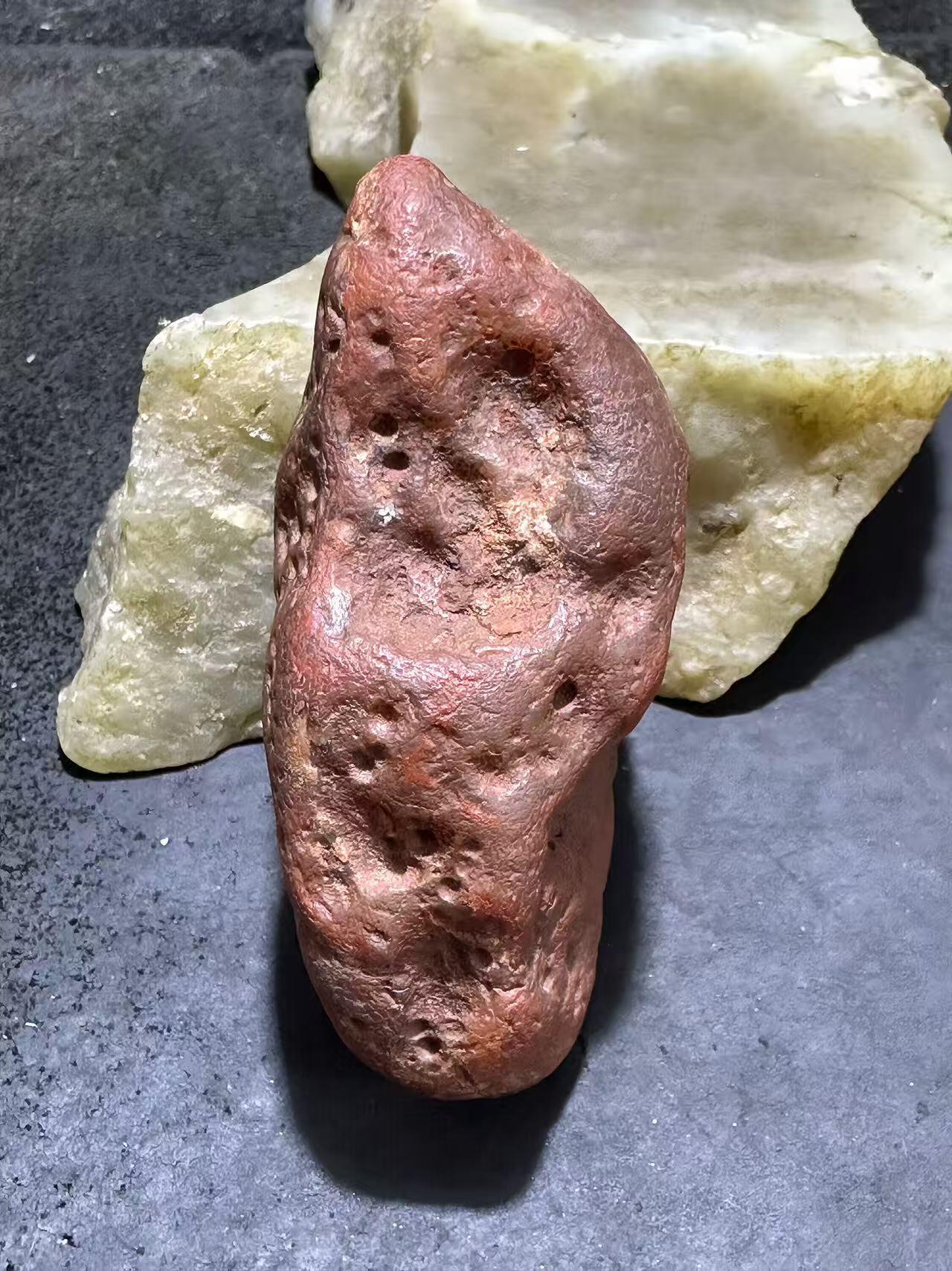 精美川料红皮开窗荔枝冻南红玛瑙原石一颗，