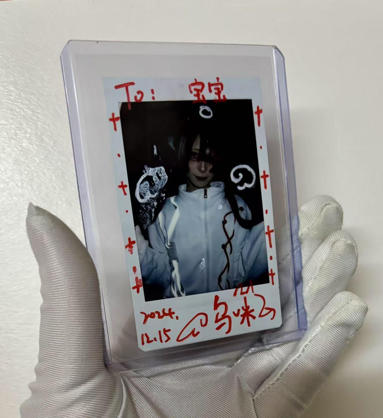 零元拍：地下偶像“呜咪”的拍立得签名，拍摄于2024年12月15日。画面以红白色调呈现，手写 “To：宝宝”（有擦拭痕迹哈介意勿拍） 