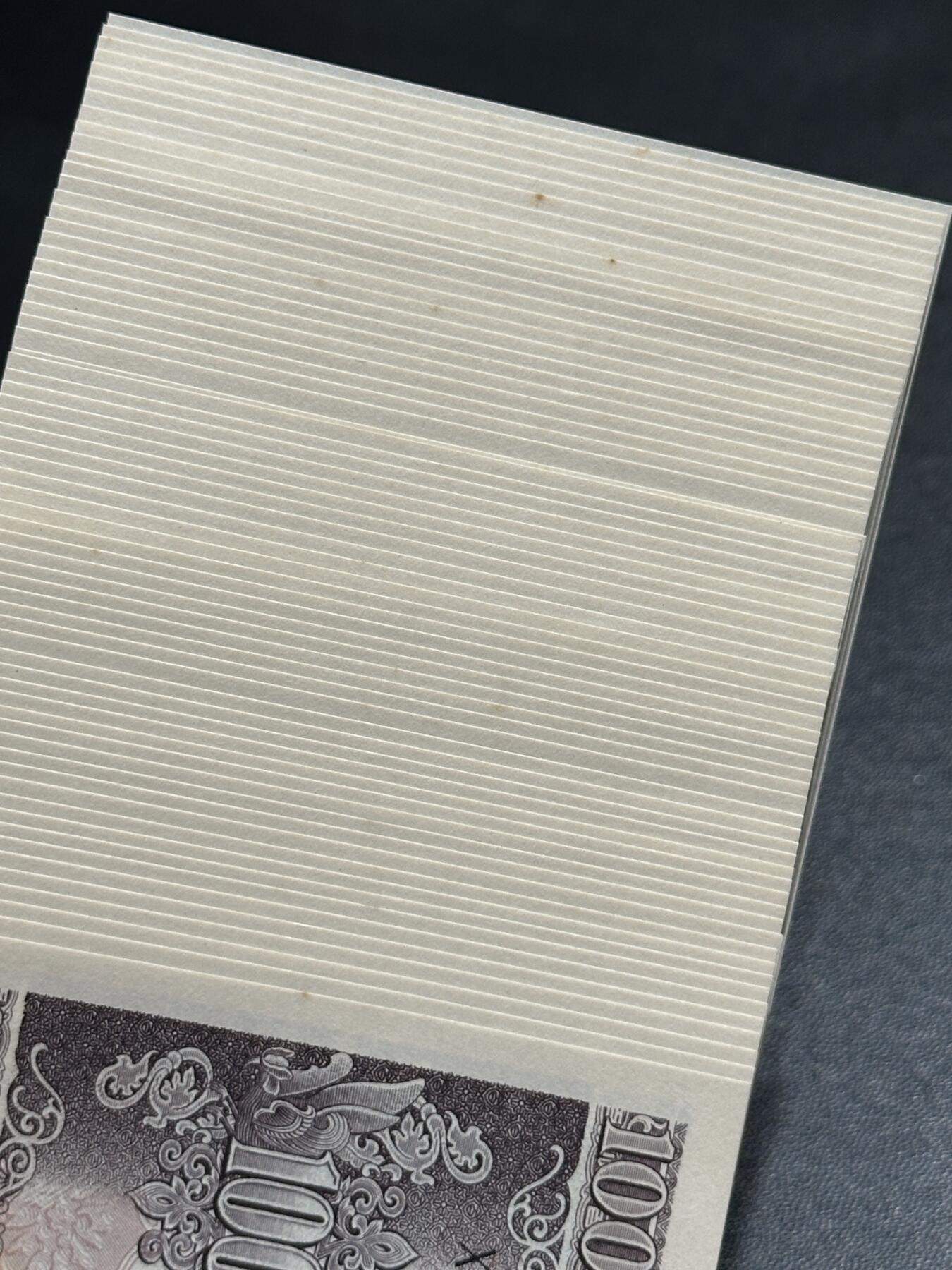 《外钞收藏家》第五百四十七期（本期稀少裸币、刀币、精品评级）（本平台长期征集拍品、欢迎藏友们联系合作） 日本银行券百元 65张一起 全新 个别有小黄点 如图