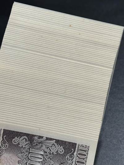 《外钞收藏家》第五百四十七期（本期稀少裸币、刀币、精品评级）（本平台长期征集拍品、欢迎藏友们联系合作） 日本银行券百元 65张一起 全新 个别有小黄点 如图