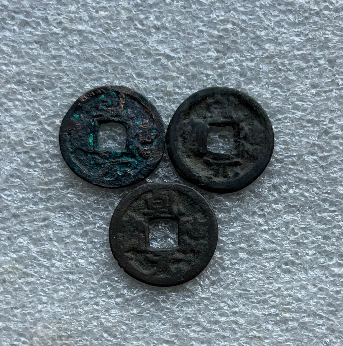 中国台湾新台币振兴经济消费券/民国钞，新年生肖铜章，一盎司精制纪念银币，新疆喀造饷银五钱双旗银币，清末民国老物件(铃铛、镯子、银链、发簪)，中国历代古钱币含乾元重宝折五十重轮，彼得堡世界钱币勋章拍卖第130期