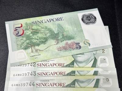 《外钞收藏家》第五百四十七期（本期稀少裸币、刀币、精品评级）（本平台长期征集拍品、欢迎藏友们联系合作） 新加坡塑料钞5元 10连号 尾41-50 全新UNC