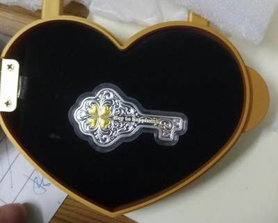 ❤️【币观天下】❤️ 第317期钱币拍卖- 2025.7.18周五晚上6点半场-长期征集拍品 - 喀麦隆2017, “开启幸福的钥匙”, 异形镀24K金精制银币. 盒证全. 超漂亮银币. 具有最美好的寓意. 国外售价200美元
