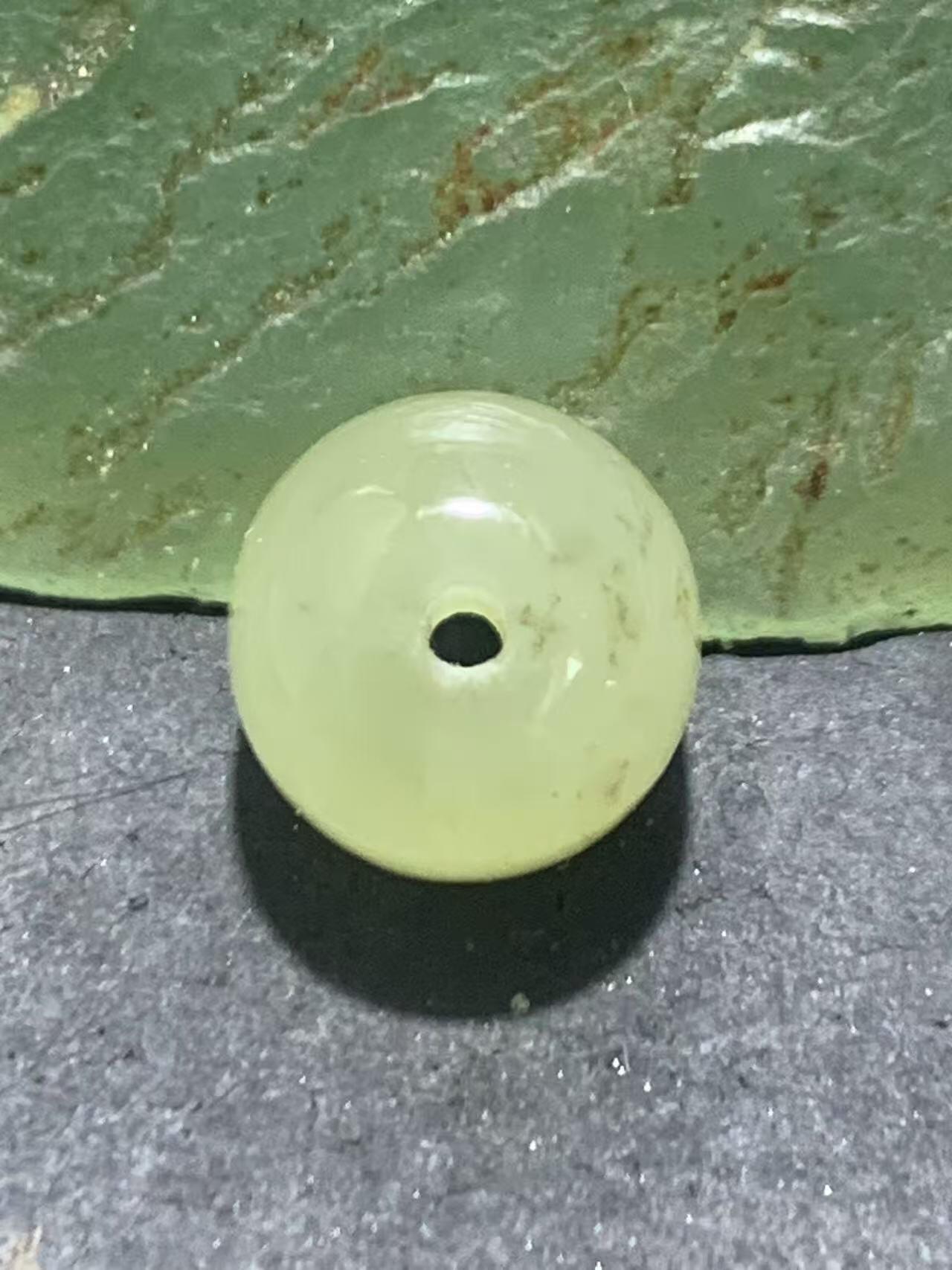 天然青海料和田玉水草沁随形桶珠一颗，，