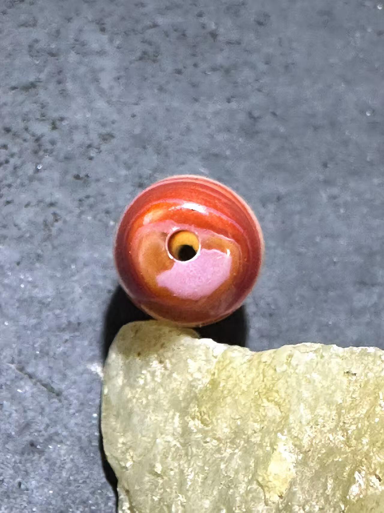 精美高玉化冰飘缠丝玛瑙随形桶珠一颗。