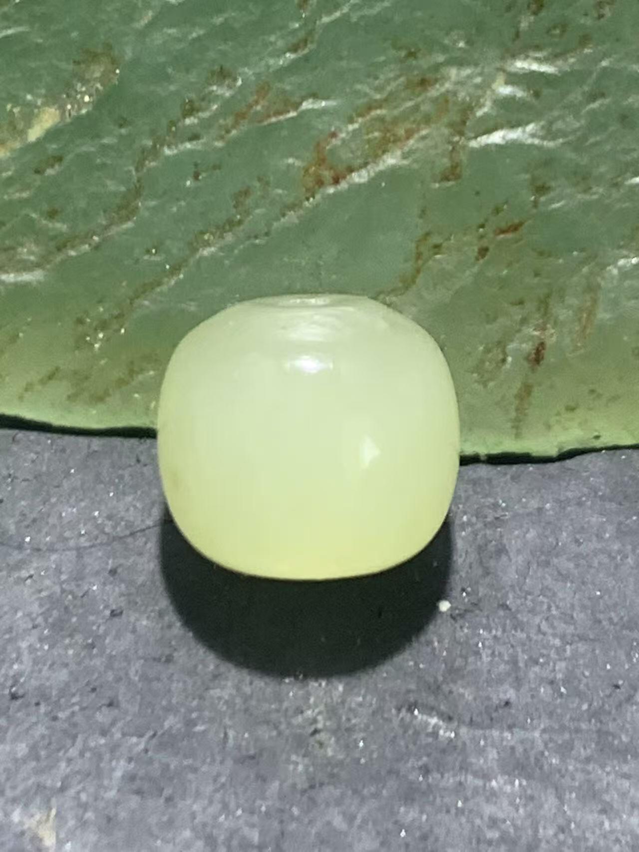 天然青海料和田玉水草沁随形桶珠一颗，，