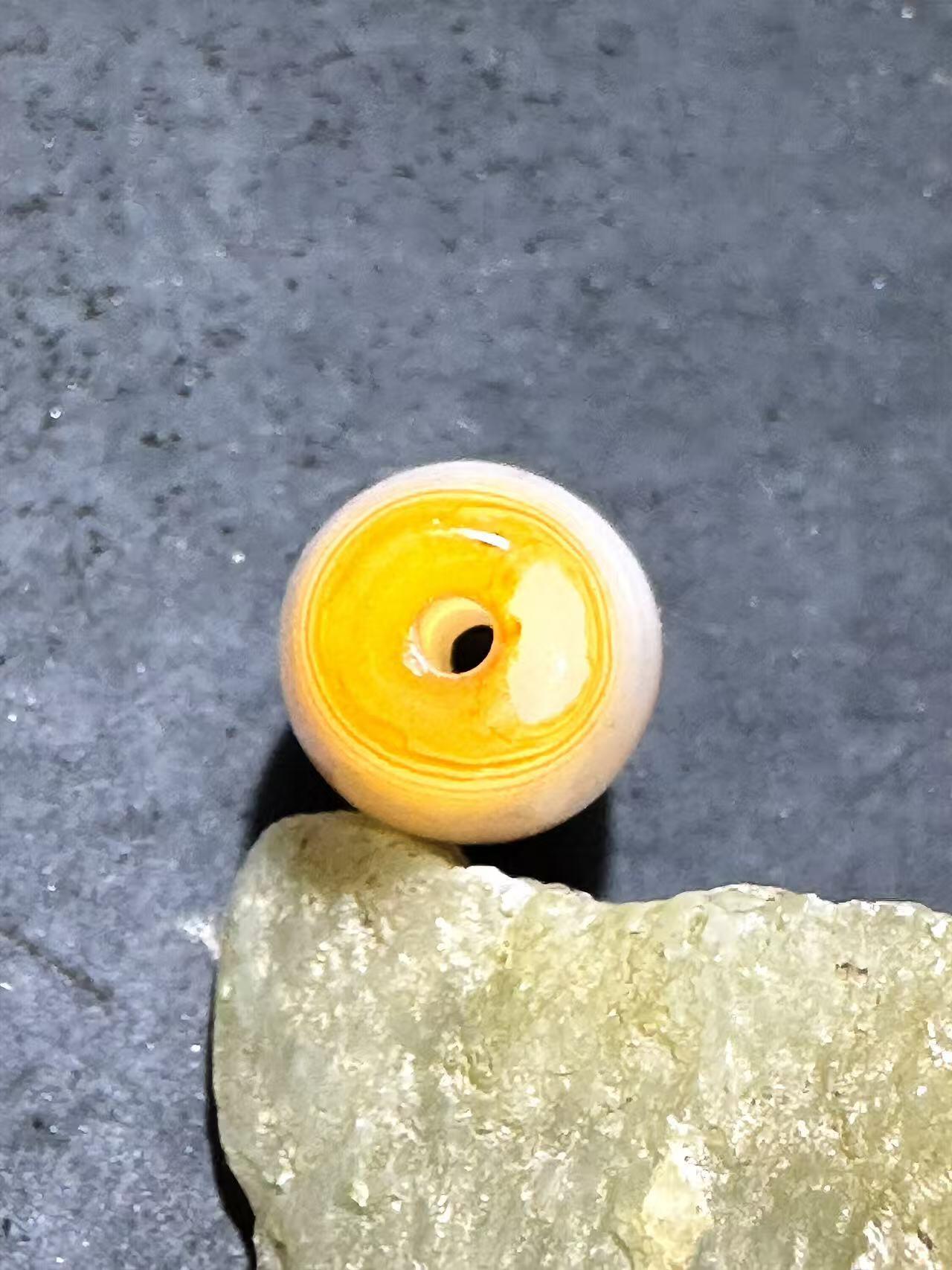 精美高玉化冰飘缠丝玛瑙随形桶珠一颗。