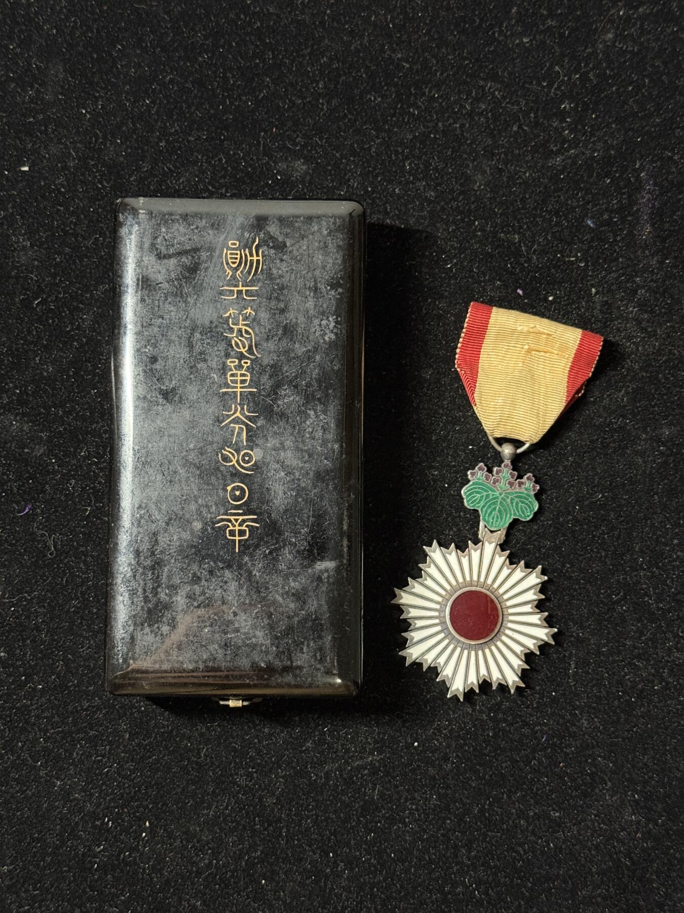 戎马世界章牌大赏第100期 勋六等旭日章，带盒