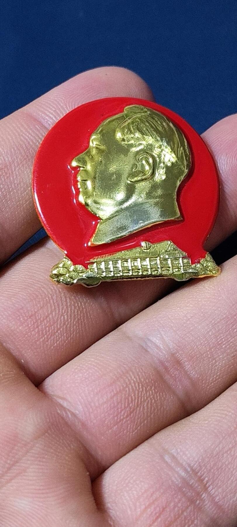 毛主席像章拍场，都是部队章