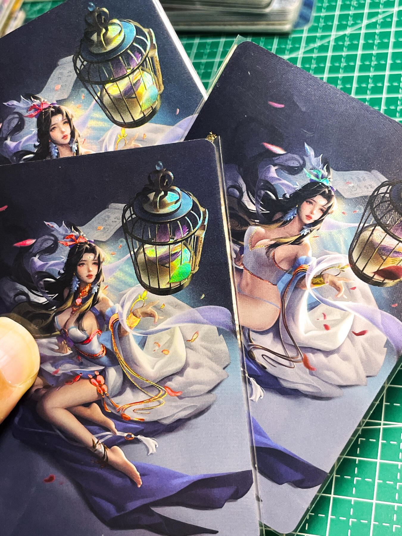 显眼宝23期 都是自己玩的卡 卡颜月色卡牌  原创华容集系列人物艺术卡，董小宛共3张   折光彩闪   大卡尺寸  63*88