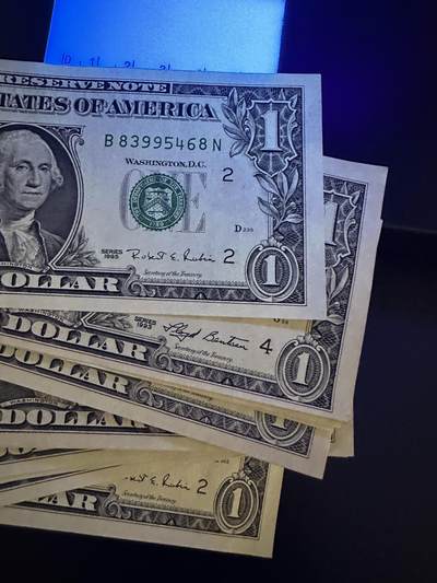 《外钞收藏家》第五百四十七期（本期稀少裸币、刀币、精品评级）（本平台长期征集拍品、欢迎藏友们联系合作） 1995年美国1美元 24张一起  有几张UNC- 其他基本全新