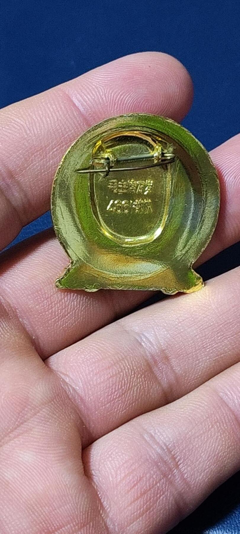 毛主席像章拍场，都是部队章