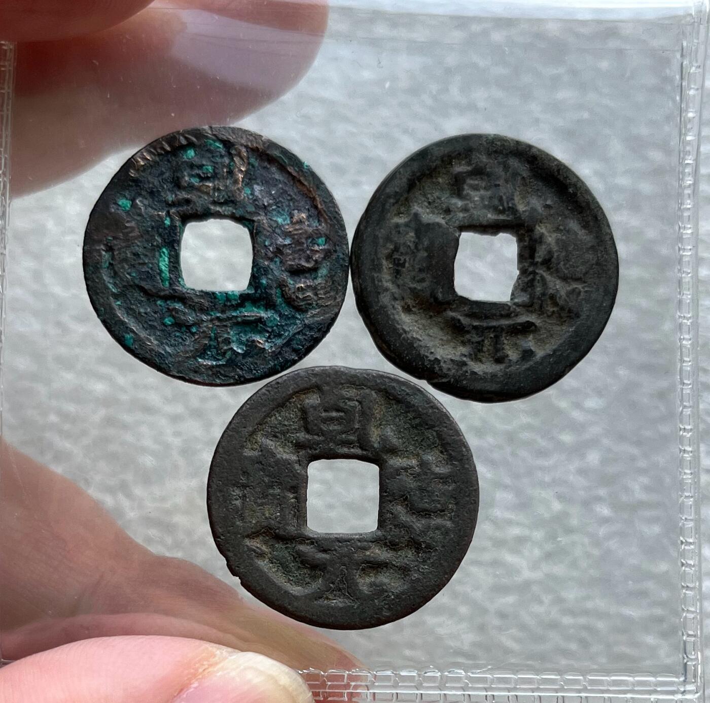 中国台湾新台币振兴经济消费券/民国钞，新年生肖铜章，一盎司精制纪念银币，新疆喀造饷银五钱双旗银币，清末民国老物件(铃铛、镯子、银链、发簪)，中国历代古钱币含乾元重宝折五十重轮，彼得堡世界钱币勋章拍卖第130期