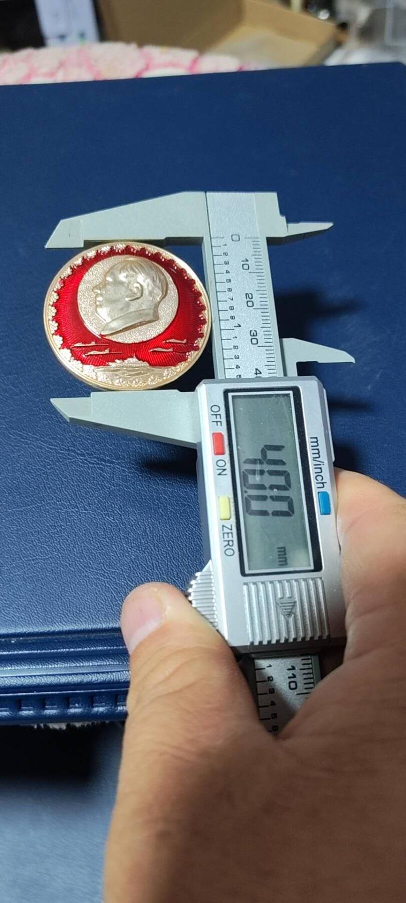 毛主席像章拍场，都是部队章