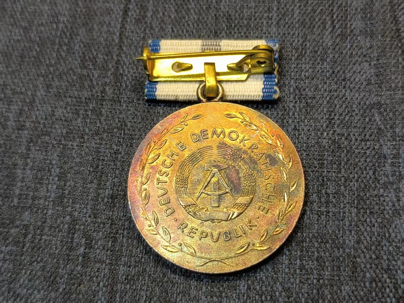 古林万国勋赏☆☆爱藏☆☆精品第二期-分享拍场赚佣金 民主德国DDR银级卫生和社会服务忠实服务奖章带盒 早期版非常漂亮