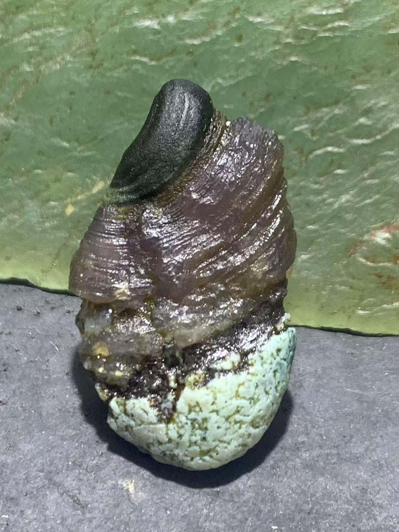 精美罕见紫罗兰料绿眼石原石一颗，