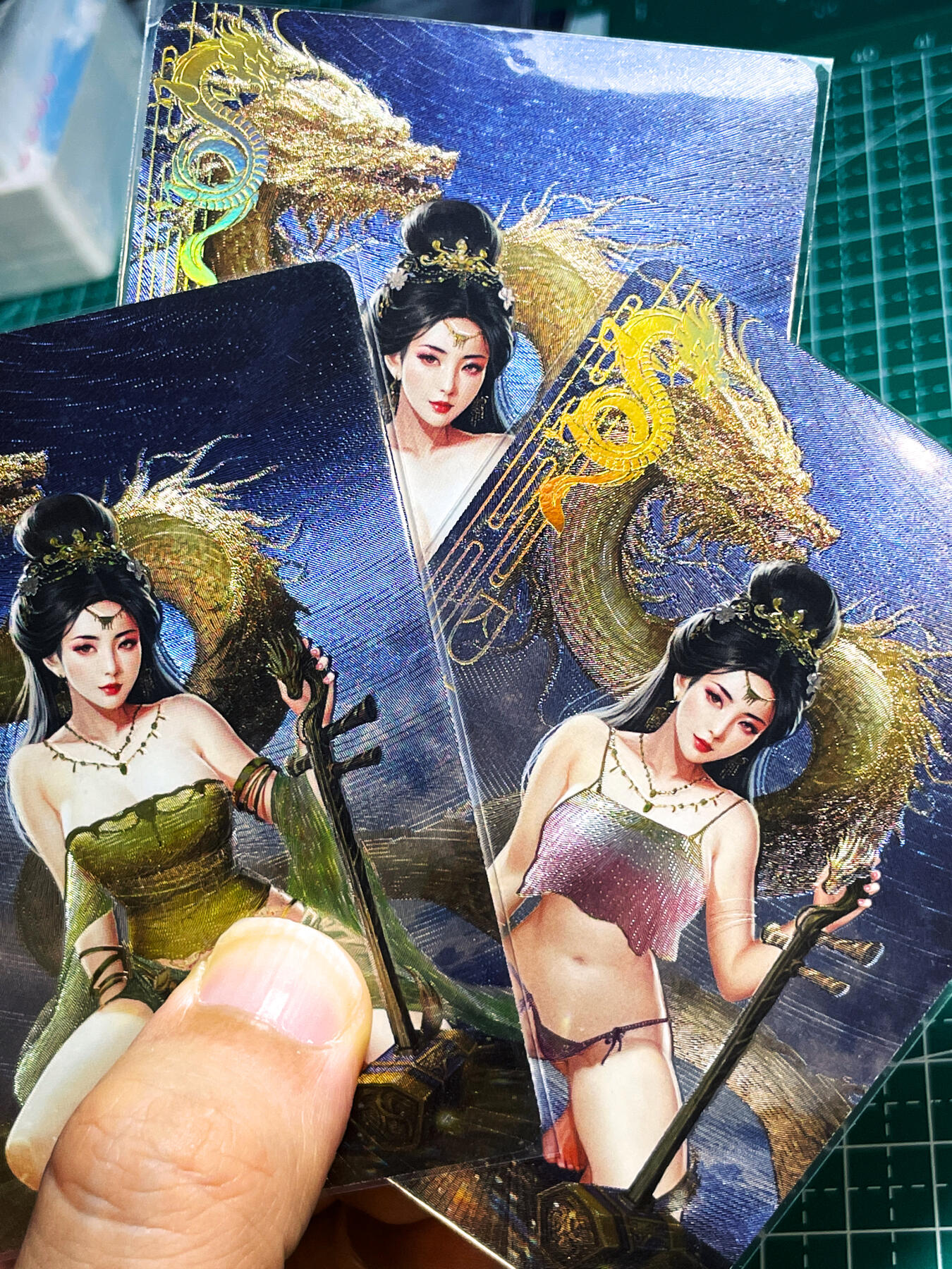 显眼宝23期 都是自己玩的卡 卡颜月色卡牌  原创龙之九子系列人物艺术卡，囚牛共3张   粗闪烫金   大卡尺寸  63*88
