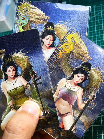 显眼宝23期 都是自己玩的卡 - 卡颜月色卡牌  原创龙之九子系列人物艺术卡，囚牛共3张   粗闪烫金   大卡尺寸  63*88