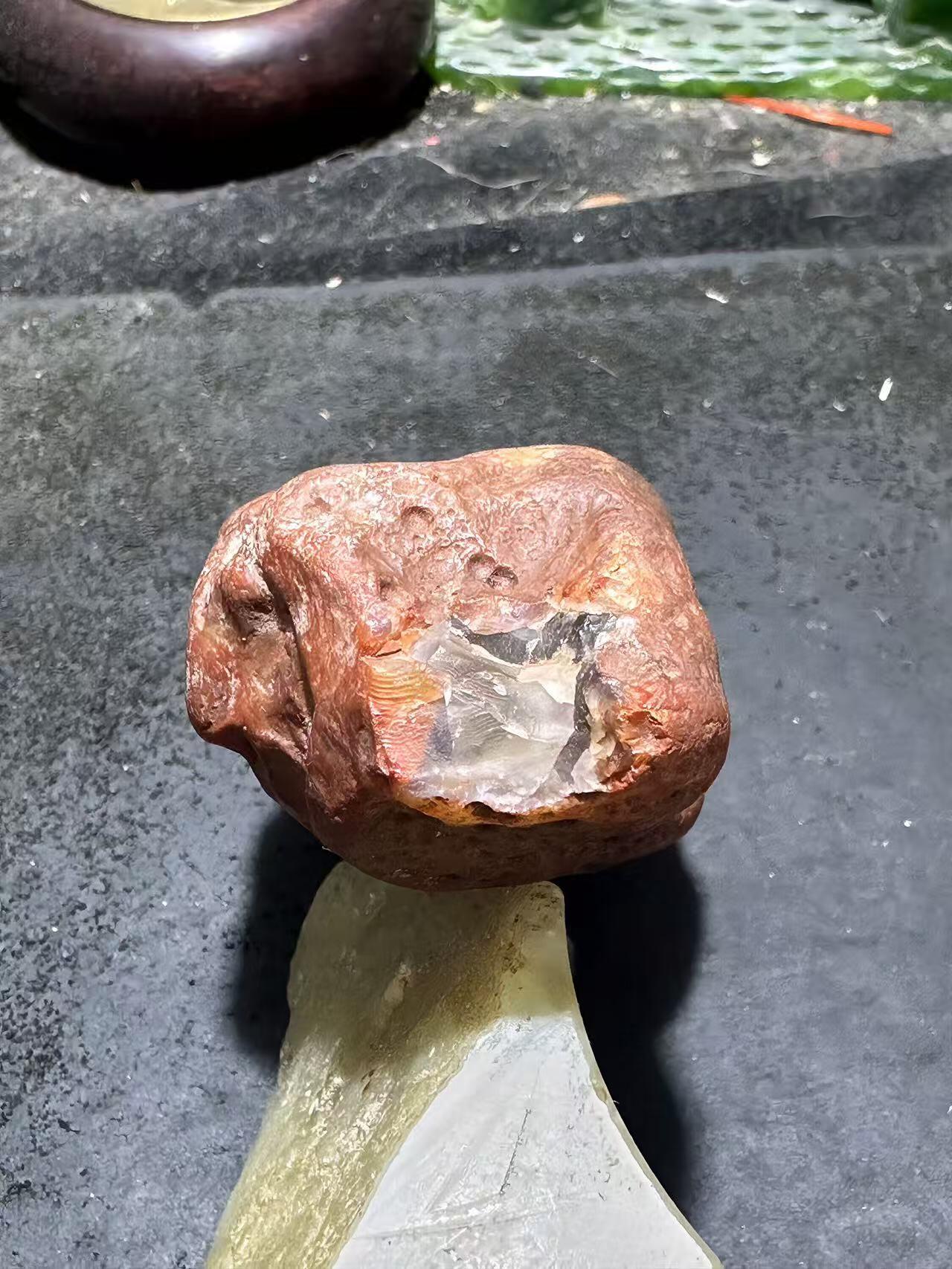 精美川料红皮开窗荔枝冻南红玛瑙原石一颗，