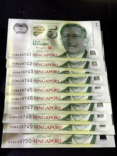 《外钞收藏家》第五百四十七期（本期稀少裸币、刀币、精品评级）（本平台长期征集拍品、欢迎藏友们联系合作） 新加坡塑料钞5元 10连号 尾41-50 全新UNC