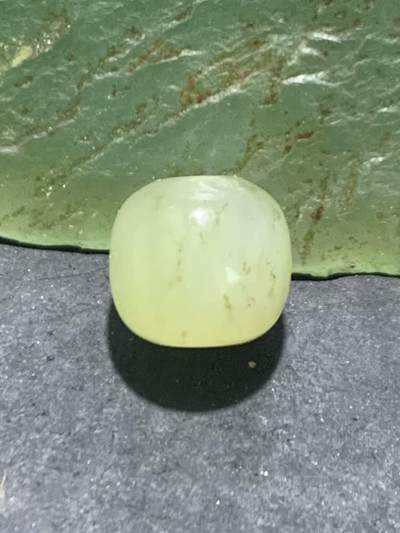 天然青海料和田玉水草沁随形桶珠一颗，， - 天然青海料和田玉水草沁随形桶珠一颗，，