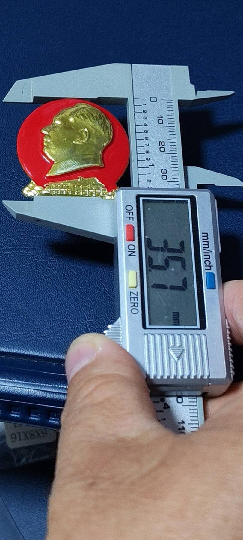 毛主席像章拍场，都是部队章
