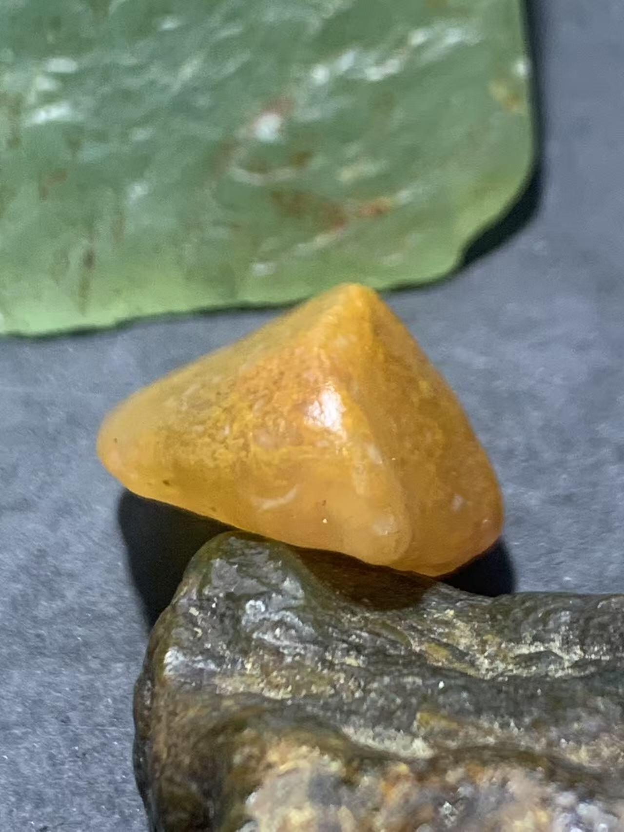 放福利！精美天然冻料黄金草花纹阿拉善玛瑙原石一颗，