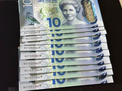 《外钞收藏家》第五百四十七期（本期稀少裸币、刀币、精品评级）（本平台长期征集拍品、欢迎藏友们联系合作） 新西兰10元塑料钞 全新 标准10连号 21-30