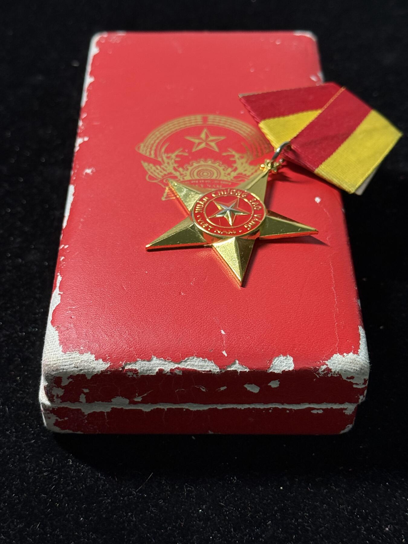 戎马世界章牌大赏第100期 越南社会主义共和国英雄奖章（大金星），带f高级仿皮盒，大挂版