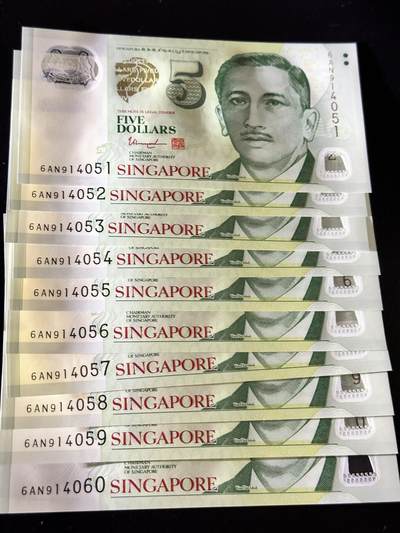 《外钞收藏家》第五百四十七期（本期稀少裸币、刀币、精品评级）（本平台长期征集拍品、欢迎藏友们联系合作） 新加坡塑料钞5元 10连号 尾51-60 全新UNC