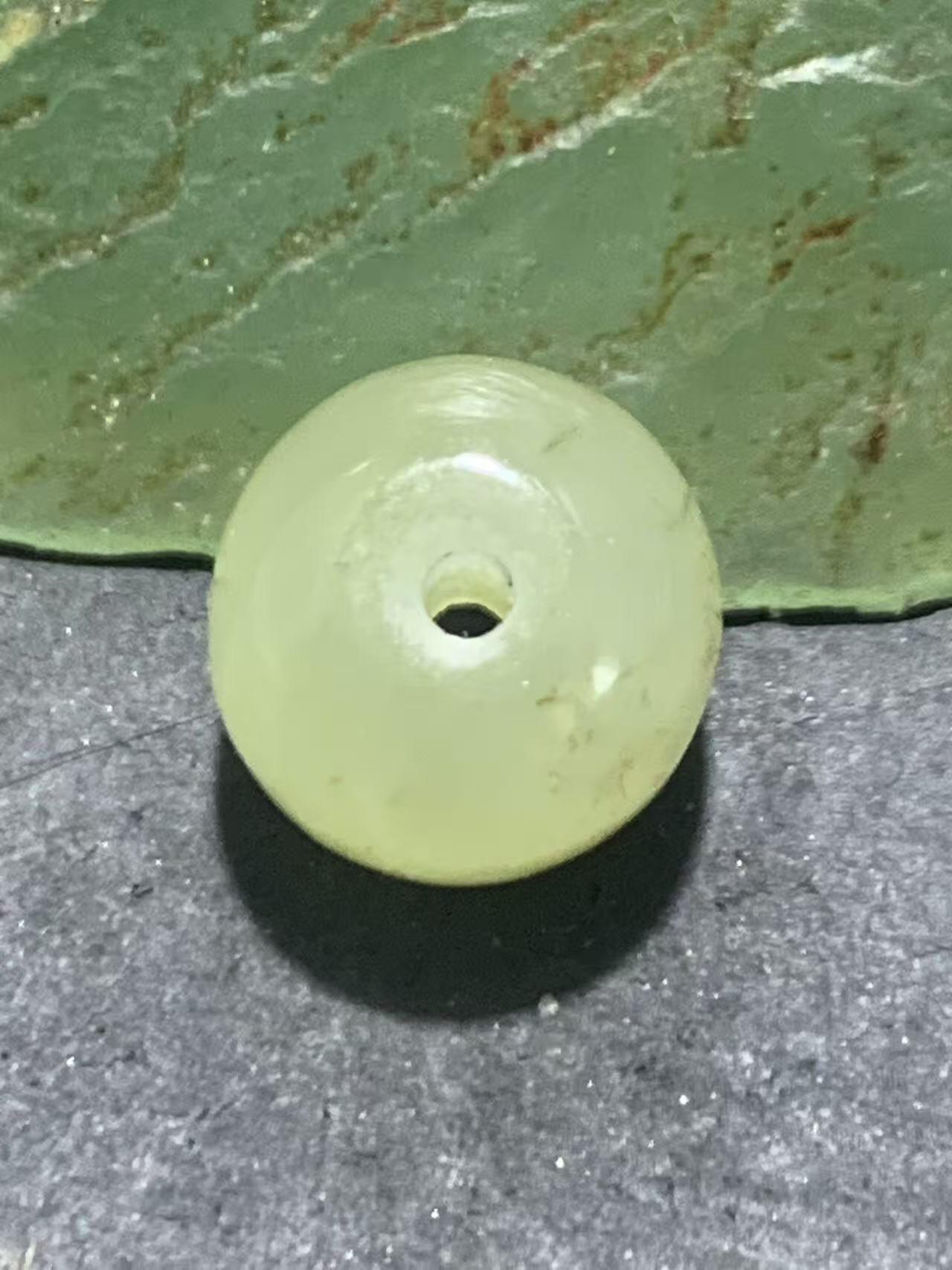 天然青海料和田玉水草沁随形桶珠一颗，，