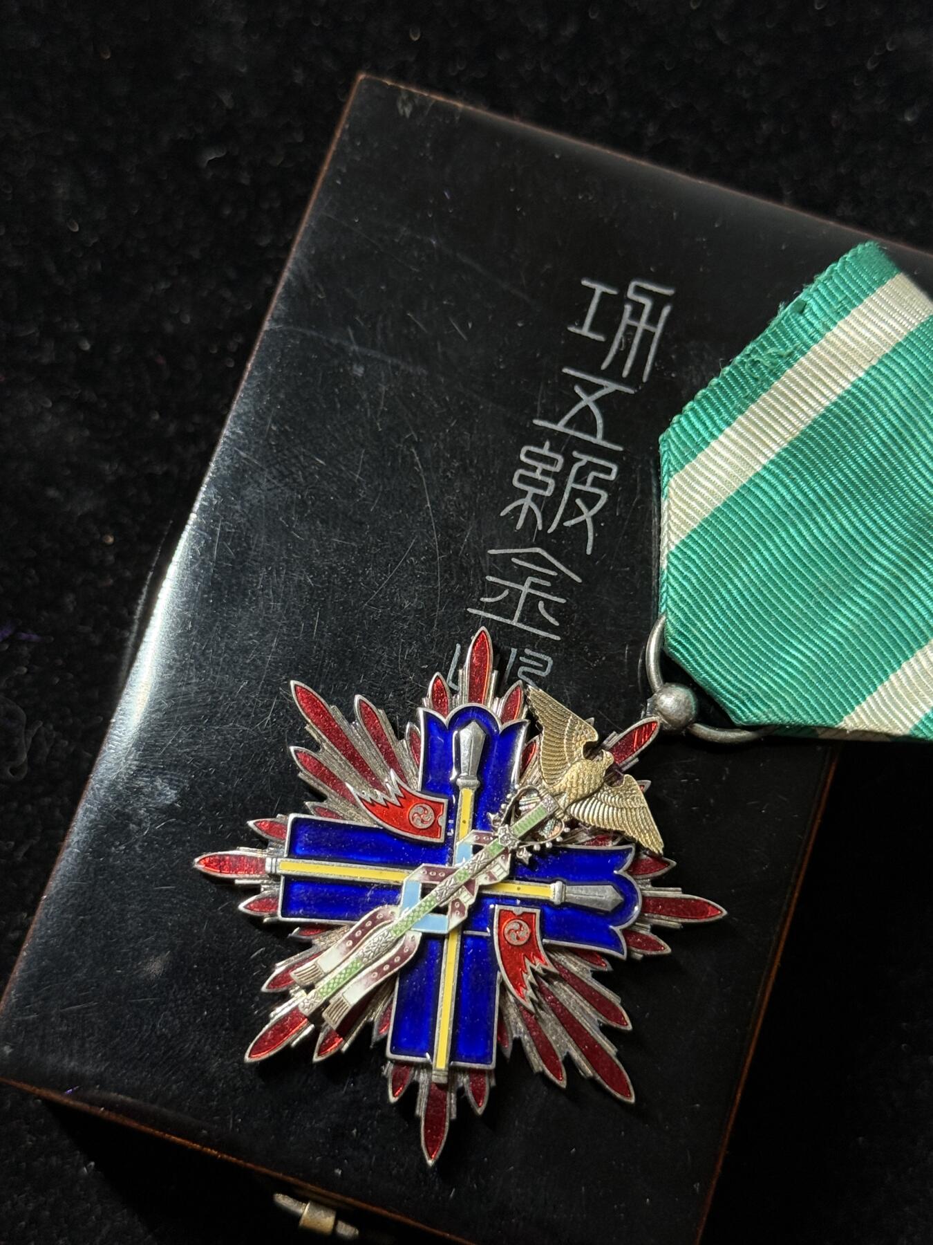 戎马世界章牌大赏第100期 功五级金鸱章，战时银字盒