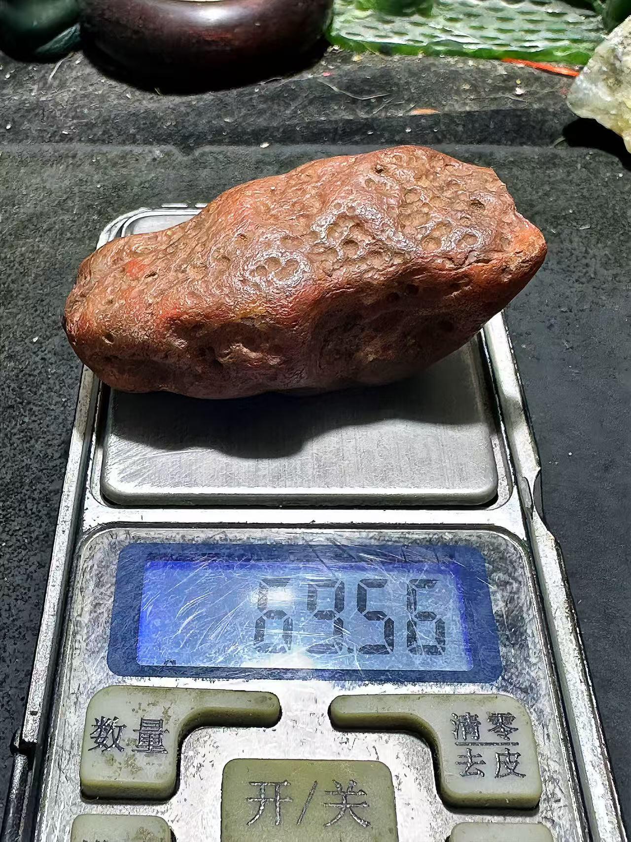 精美川料红皮开窗荔枝冻南红玛瑙原石一颗，