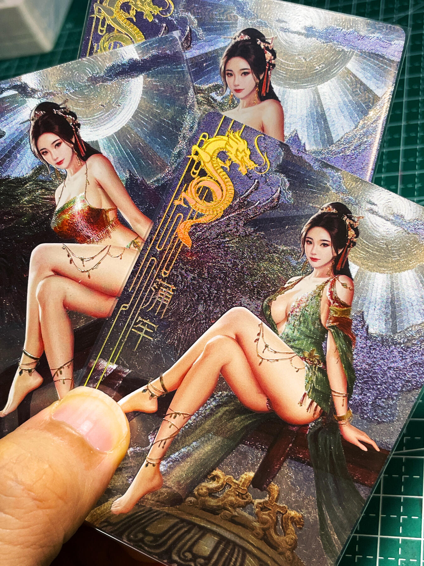 显眼宝23期 都是自己玩的卡 卡颜月色卡牌  原创龙之九子系列人物艺术卡，浦牢共3张   粗闪烫金   大卡尺寸  63*88