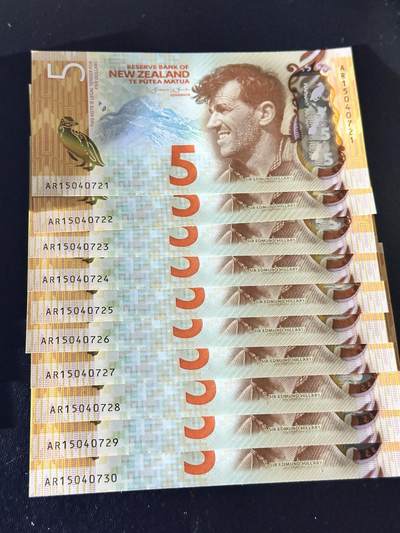 《外钞收藏家》第五百四十七期（本期稀少裸币、刀币、精品评级）（本平台长期征集拍品、欢迎藏友们联系合作） 新西兰5元塑料钞 全新 标准10连号 407210-30