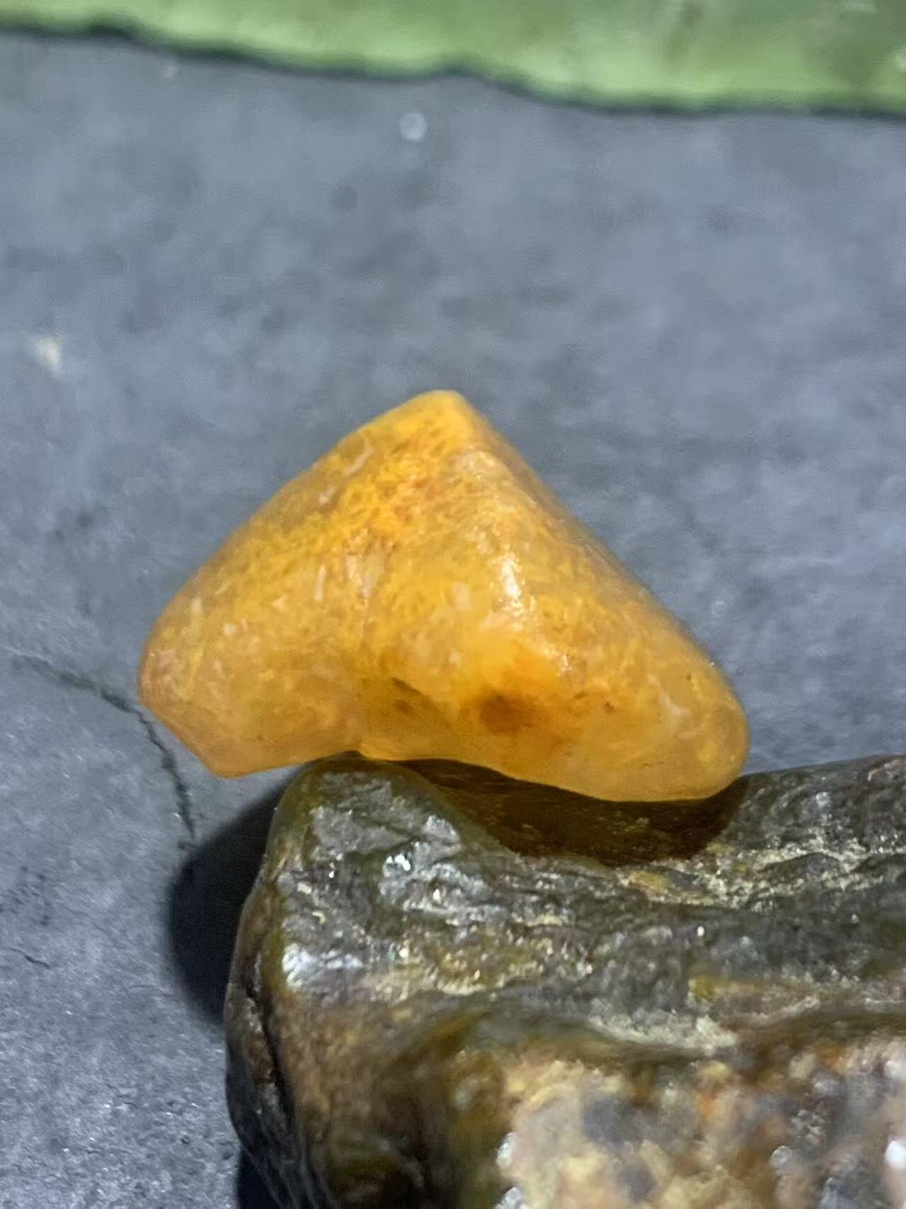 放福利！精美天然冻料黄金草花纹阿拉善玛瑙原石一颗，