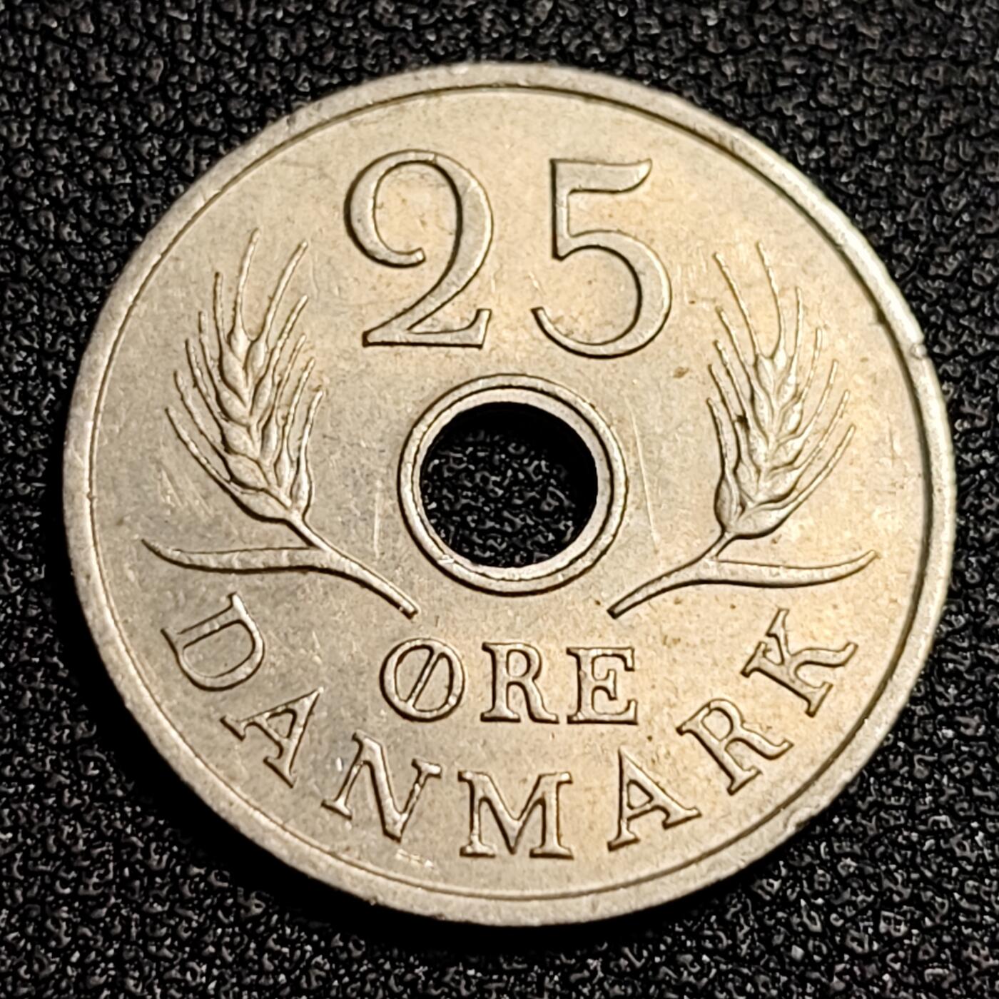 泉币菌-第53场-精品场 丹麦1972年25欧尔中孔镍币 玛格丽特二世花押 