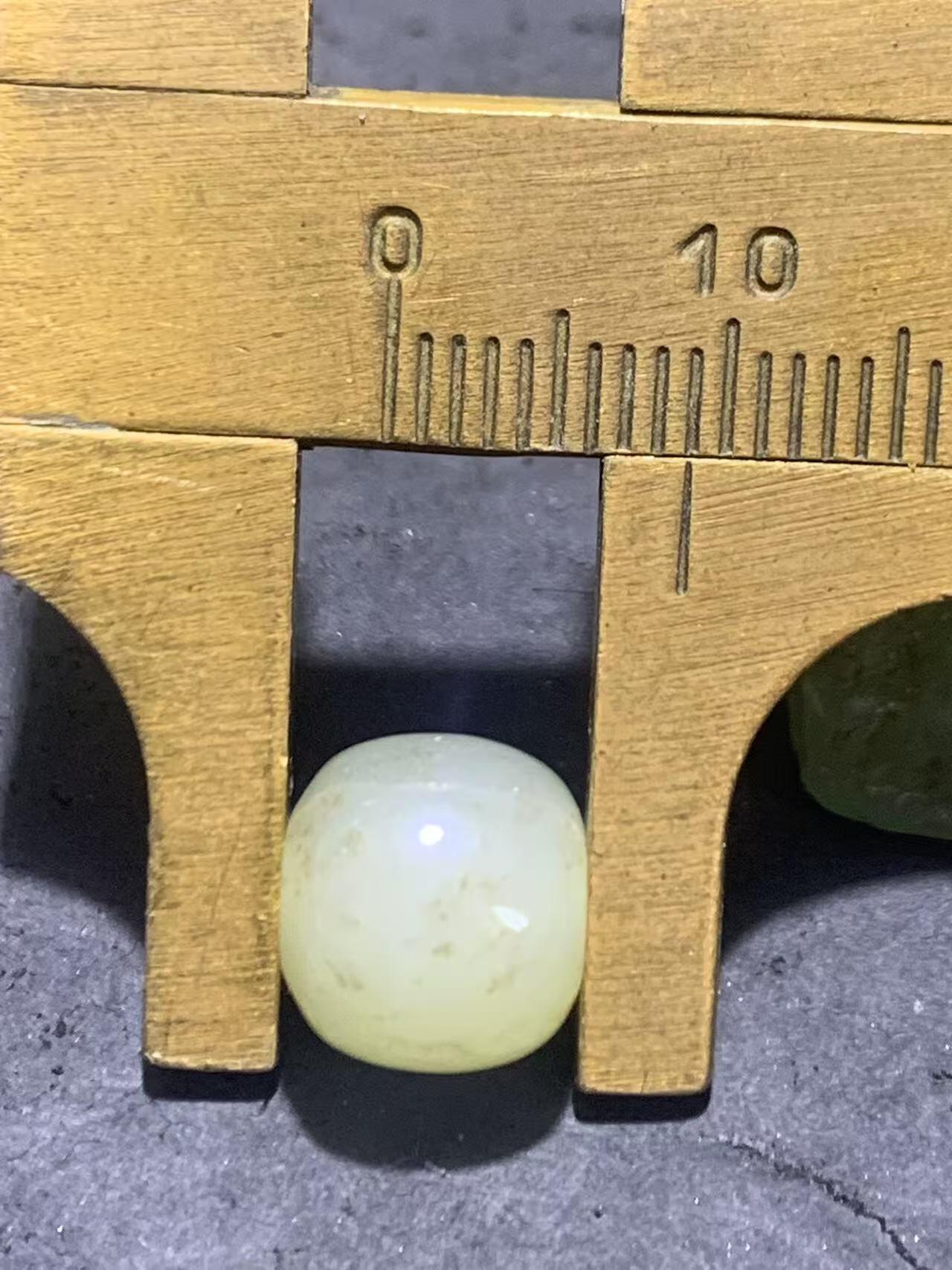 天然青海料和田玉水草沁随形桶珠一颗，，